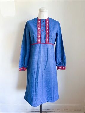 ⭐️3/$30⭐️ (bundle deal) Vintage 1960s Chambray Folklore Dress / S
